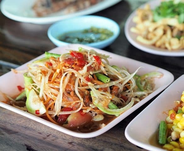 Salade thaï au poulet et noix de coco