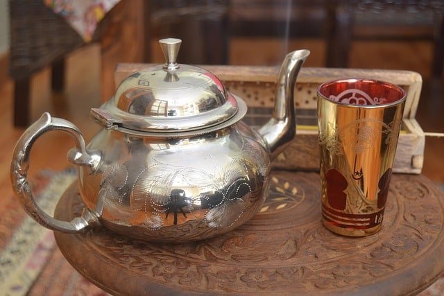 théière traditionnelle pour le thé à la menthe