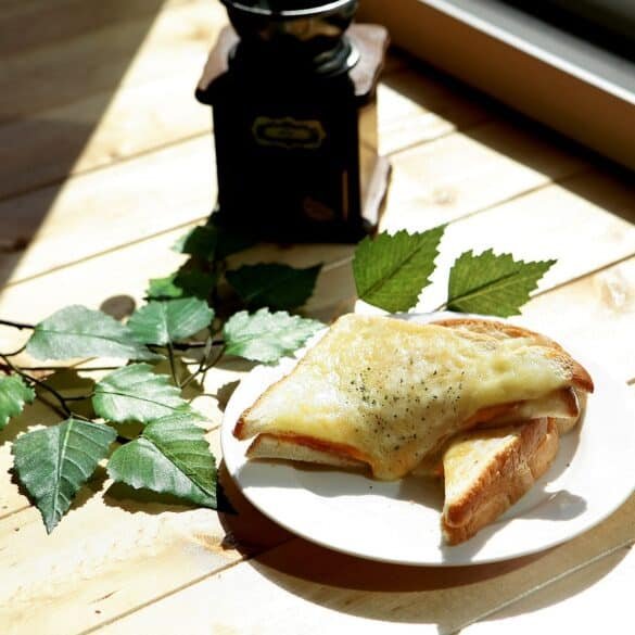 Croque-monsieur à la poire, crème de coco et curry