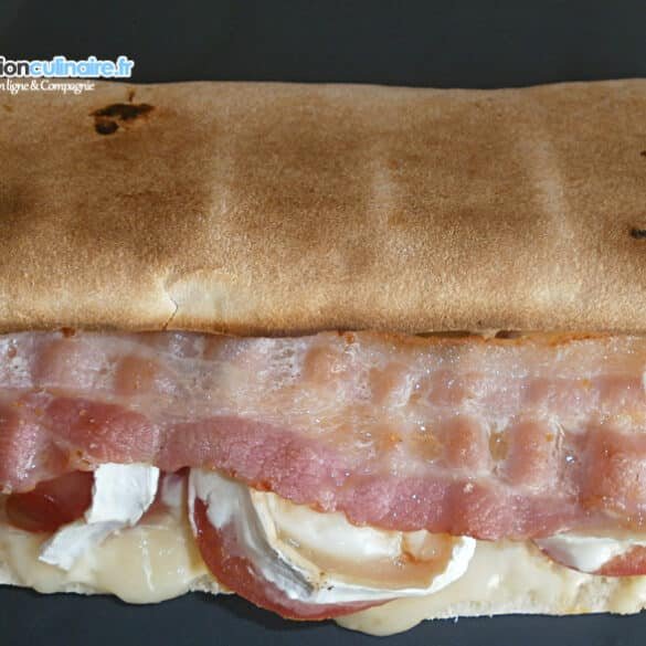 Sandwich façon panini au chèvre, tomates et miel