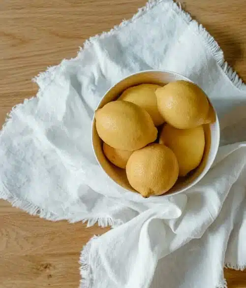 Citrons farcis au thon, riz blanc et œuf dur