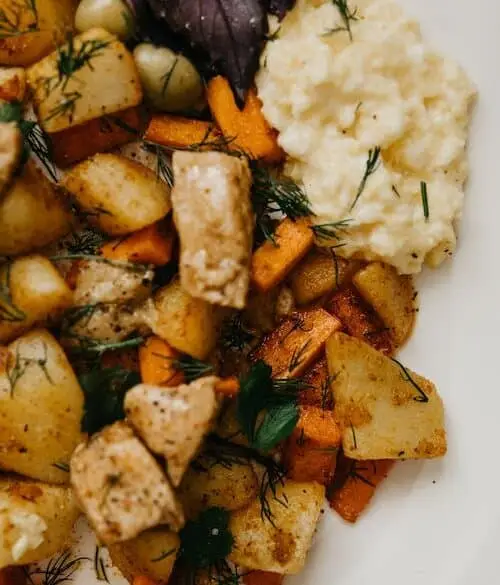 Cassolette de poulet aux épices, champignons et pommes de terre