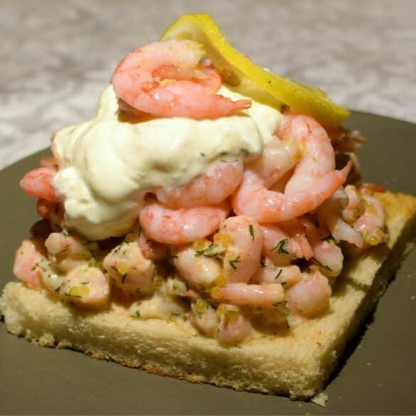 Toasts apéritifs aux crevettes sautées et crème safranée